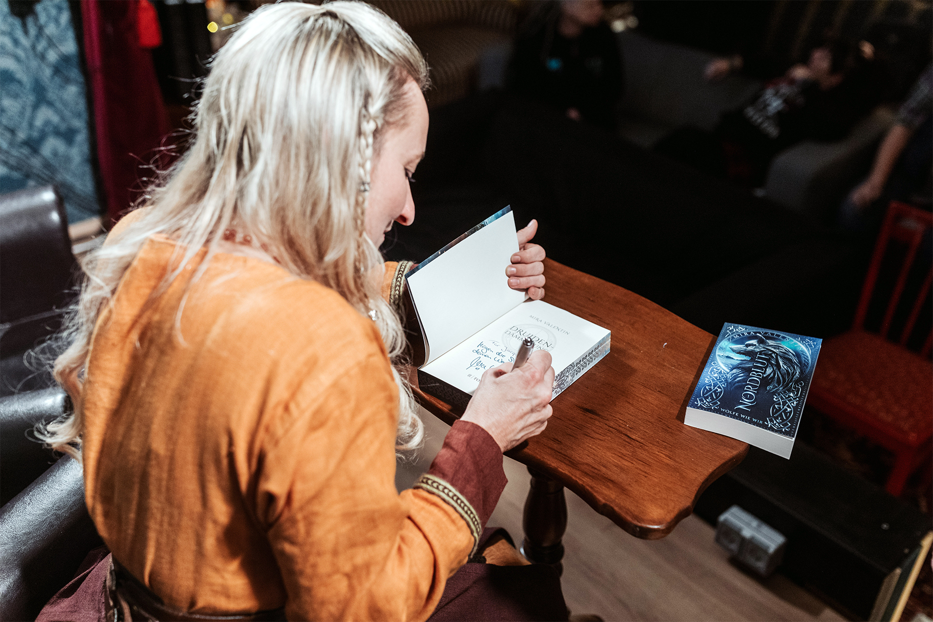 BoD-Autorin Mira Valentin signiert Bücher bei einer Lesung im Drachenwinkel