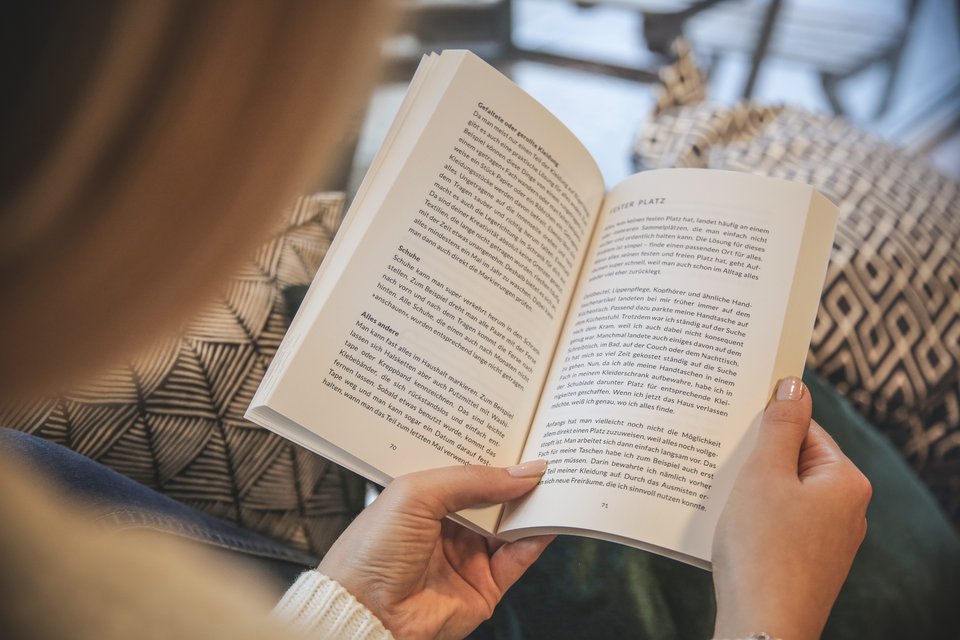 Frau liest paperback Buch