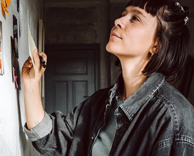 Frau erstellt eine Mindmap