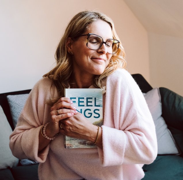 Frau haelt Buch in den Händen