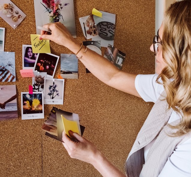 Frau erstellt Mind Map