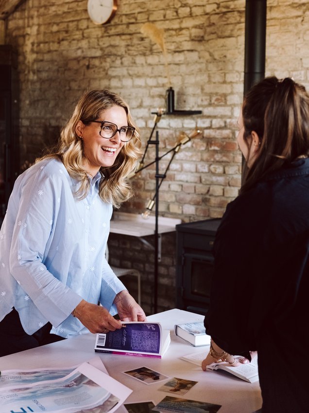 Zwei Frauen besprechen das Design eines Buches